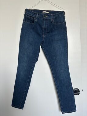 Levi’s 721 High Rise Skinny Jeans size 31/28
NWOT